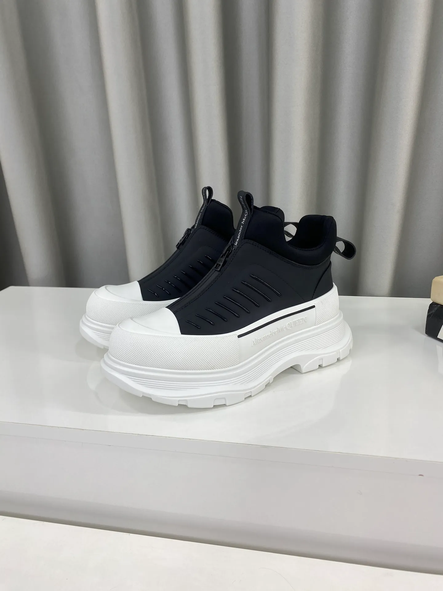 👟👟Ex-factory price 660👟👟Men's size +10 🔺Mc Queen 🔺Alexander McQueen's latest model, thick-soled front zipper dad shoes🌈 The designer has a bold idea and combines the trend of the times with the perfect design. It is super comfortable and versatile, with a new dad-style design and a multi-craft spliced ​​outsole. It is perfect. Many celebrities and Internet celebrities endorse it. 🔥Material: Original custom-made first-layer cowhide for the upper. Inside: Cali sheepskin feet. Outsole: Original TPU multi-layer combination outsole, •┈┈┈┈┈┈★┈┈┈┈┈┈┈• Size: Women’s 35～39 (34, 40, customization is non-returnable) Men’s 39～44 (38, 45, customization is not returnable) Full set of counter original packaging